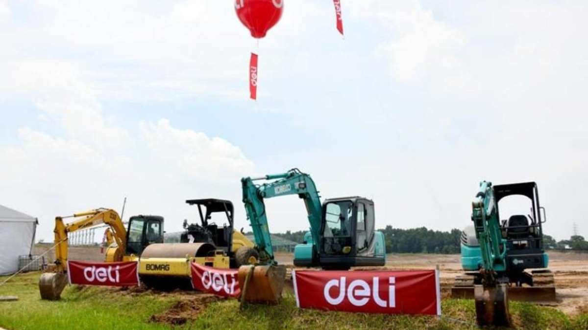 Beberapa alat berat yang berada di lokasi pembangunan pabrik baru Deli di Kawasan Industri Artha Industrial Hill, Kabupaten Karawang.