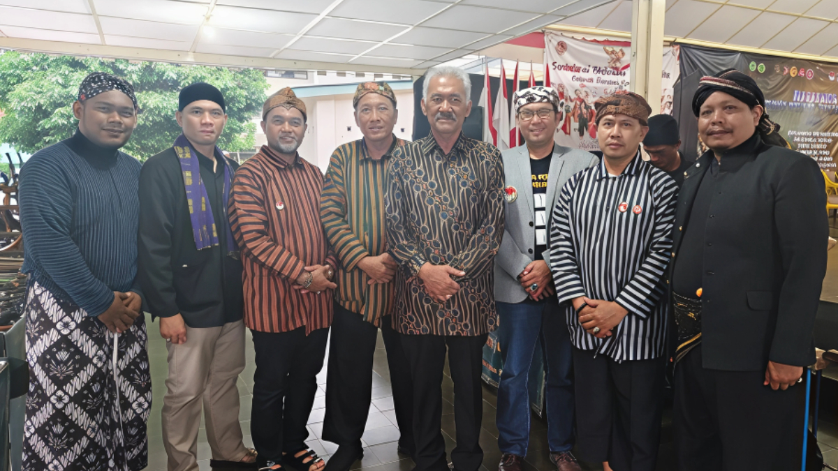 Berfoto bersama di sela peluncuran Buku Pesona Tombak yang Melegenda karya Gatut Susanta di Yogyakarta.