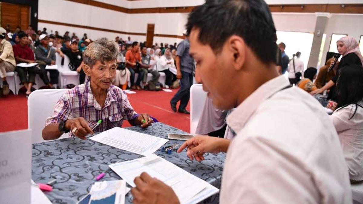 Pendataan 379 penduduk yang terdampak pembongkaran bangunan ilegal di Kecamatan Telukjambe Timur, Kabupaten Karawang.