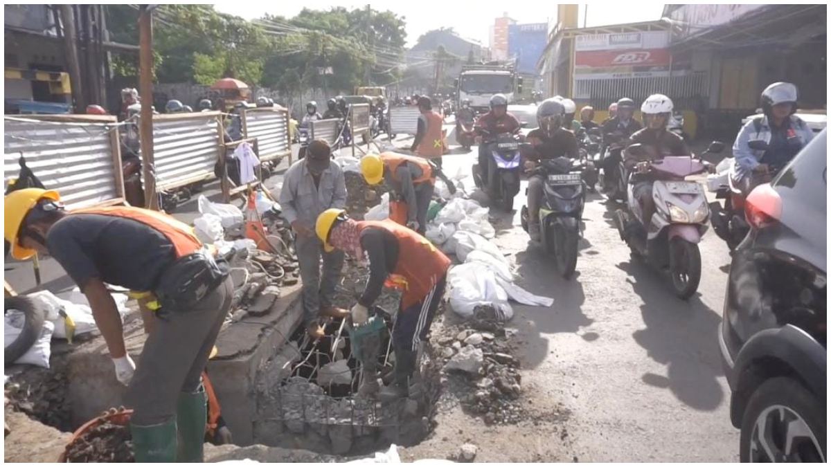 Pembongkaran ulang Jembatan Transyogi Cileungsi, Kabupaten Bogor, membuat arus kendaraan tersendat, Rabu 26 November 2025.