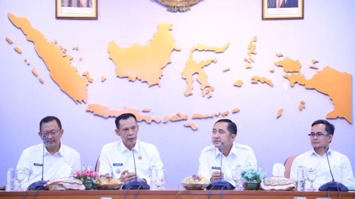 Acara penandatanganan berita acara serah terima arsip Izin Mendirikan Bangunan (IMB) di Ruang Edelweis, Gedung Balaikota Depok pada hari Rabu, (26/11/2025).