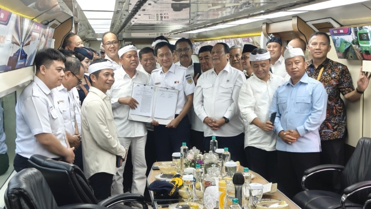 Penandatanganan Perjanjian Kerja Sama (PKS) antara Pemerintah Provinsi Jawa Barat dan PT KAI