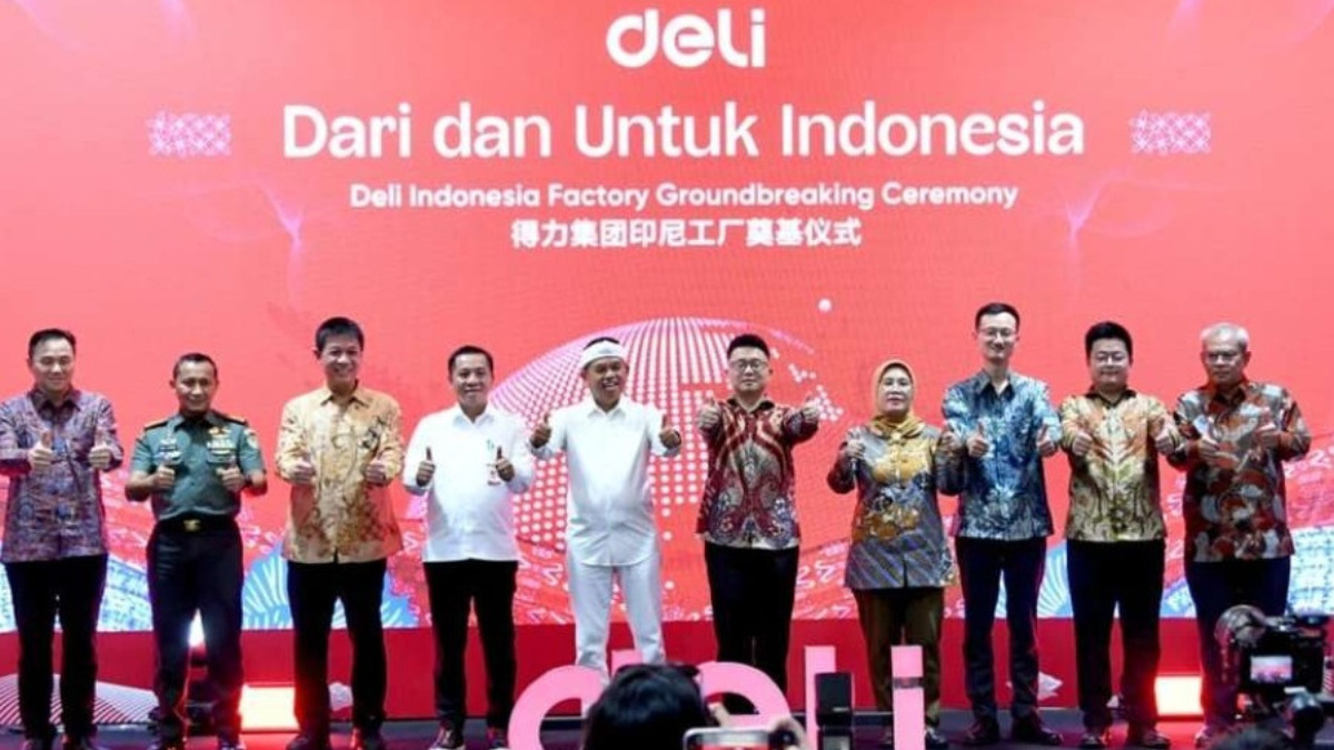 Gubernur Jawa Barat Dedi Mulyadi saat menghadiri peletakan batu pertama pembangunan pabrik Deli di Karawang.