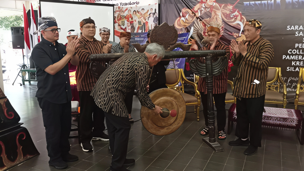 Gusti Prabu Kusumo membuka acara dengan memukul Gong.