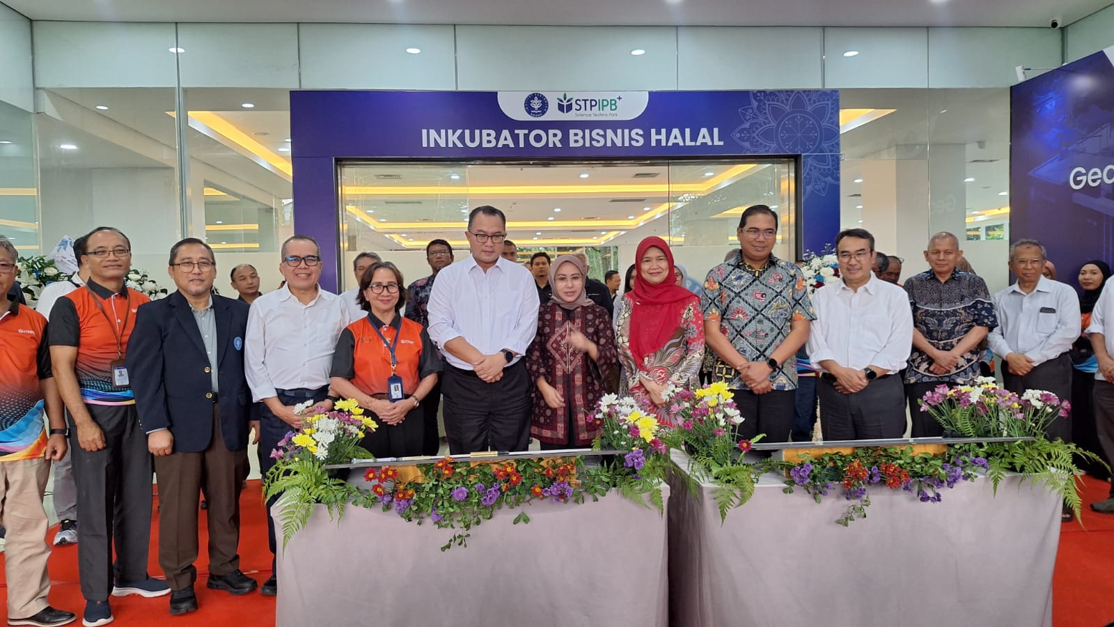 Rektor IPB University, Prof. Arif Satria saat meresmikan Gedung Inkubator Bisnis Halal yang berlokasi di Science Techno Park (STP) IPB University, Taman Kencana, Kota Bogor.
