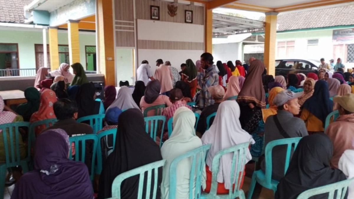 Ilustrasi antrian KPM pengambilan dana bansos BPNT.