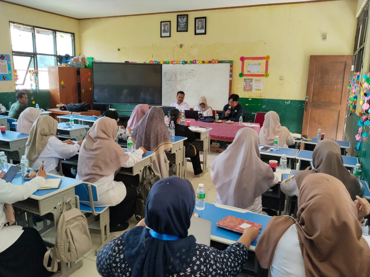 K3S Kecamatan Kemang, Kabupaten Bogor, saat menggelar rapat kerja dengan para kepala sekolah.