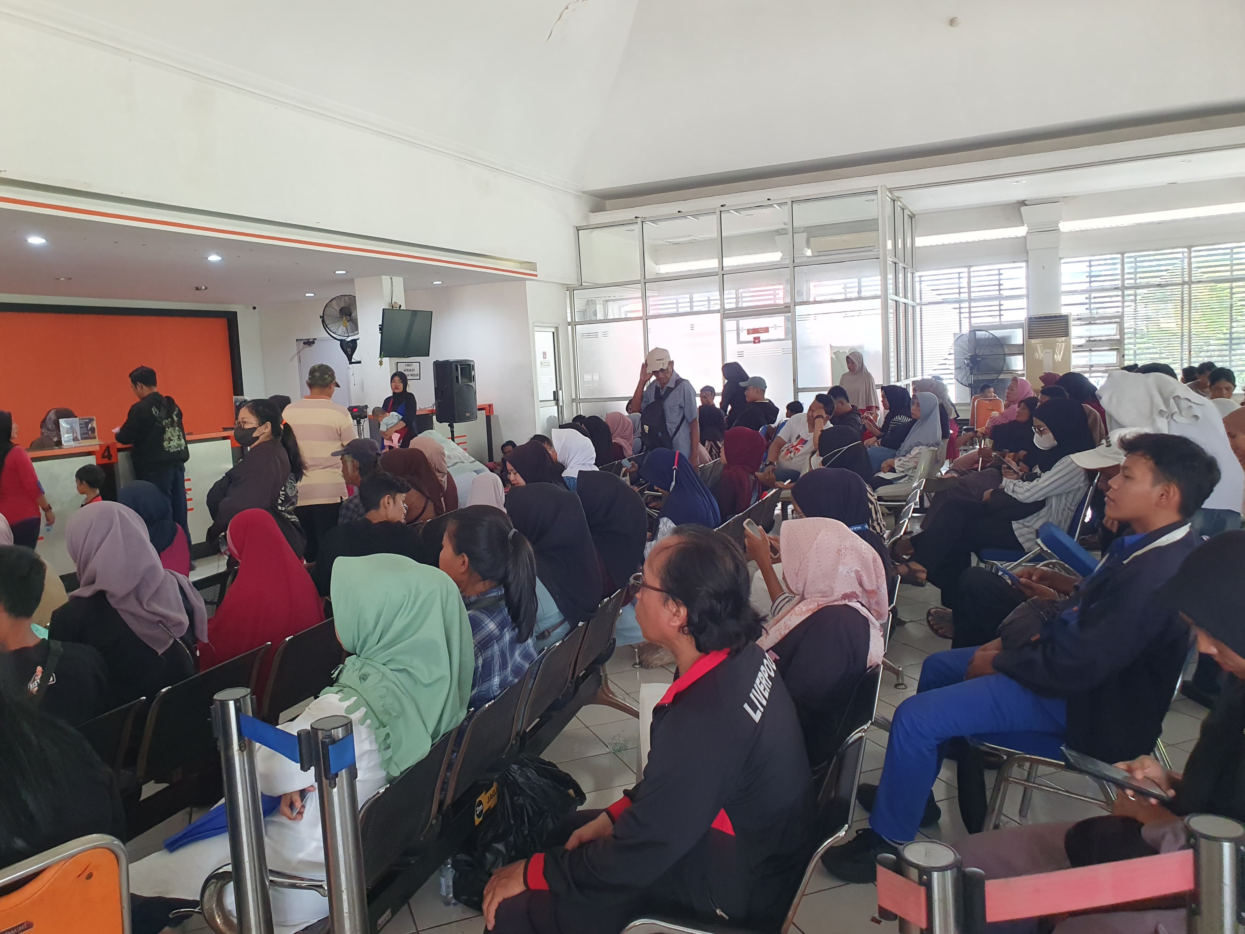 Sejumlah warga saat mengantre untuk mendapatkan bantuan langsung tunai atau BLT Kesra di Kantor Pos Cibinong, Kabupaten Bogor, Rabu 26 November 2025.