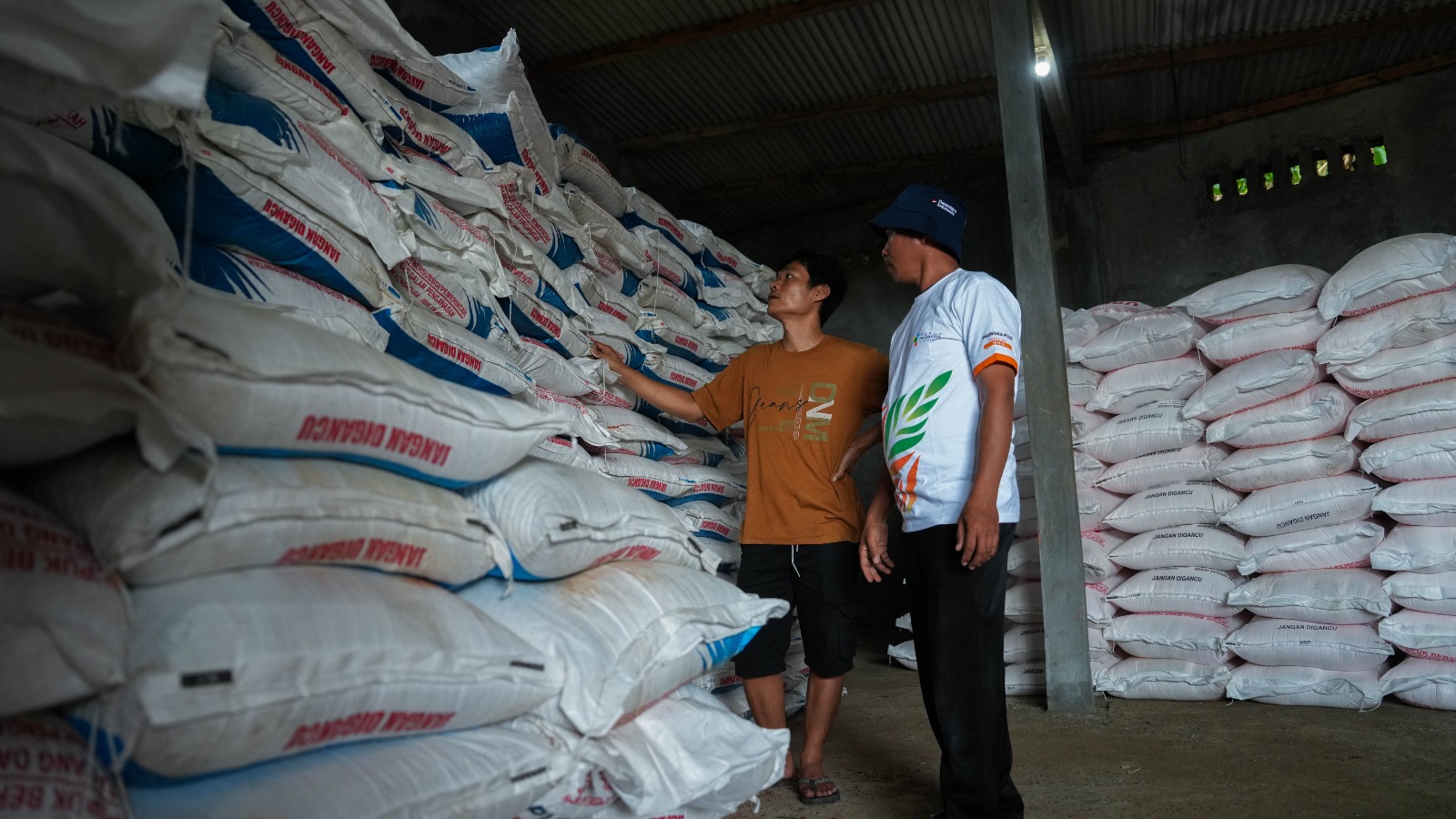 Petani dari Kecamatan Jonggol, Kabupaten Bogor, menyambut gembira turunnya harga pupuk sebesar 20 persen.