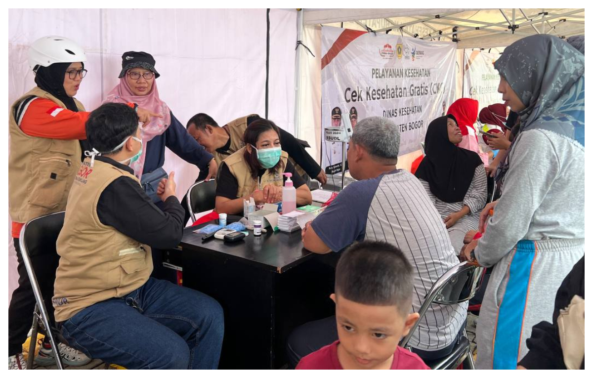 RSUD R Moh Noh Nur, mengadakan layanan kesehatan gratis saat CFD di depan kantor Dinkes Kabupaten Bogor.