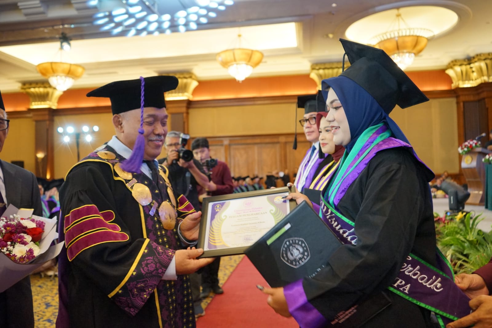 Wisuda ribuan mahasiswa Universitas Pakuan yang berlangsung di Gedung Putih Begawan, Rabu 26 November 2025.