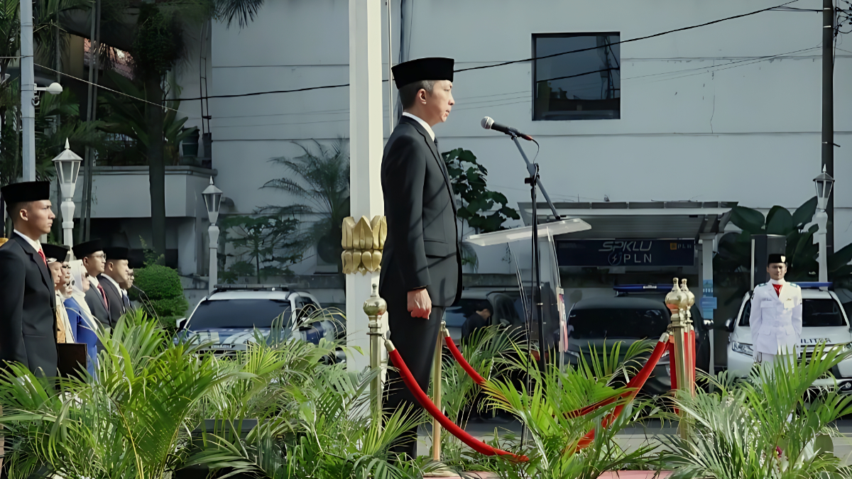Wali Kota Bogor saat memimpin upacara.