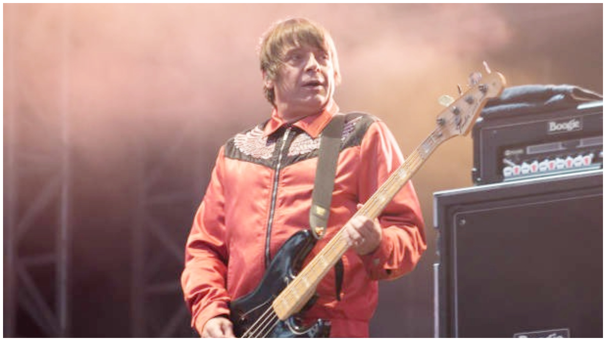 Sosok basis legendaris The Stone Roses, Gary Mounfield.