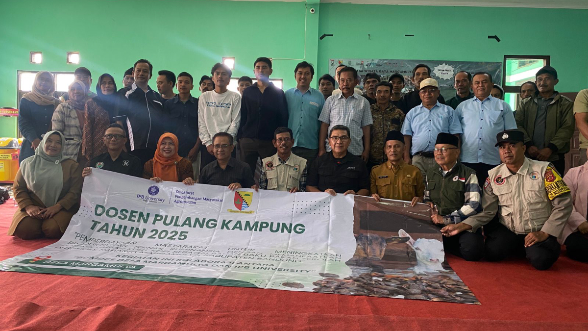 Tim dosen IPB University di Ciwidey berikan pelatihan mengubah limbah kulit kopi jadi pakan ternak.