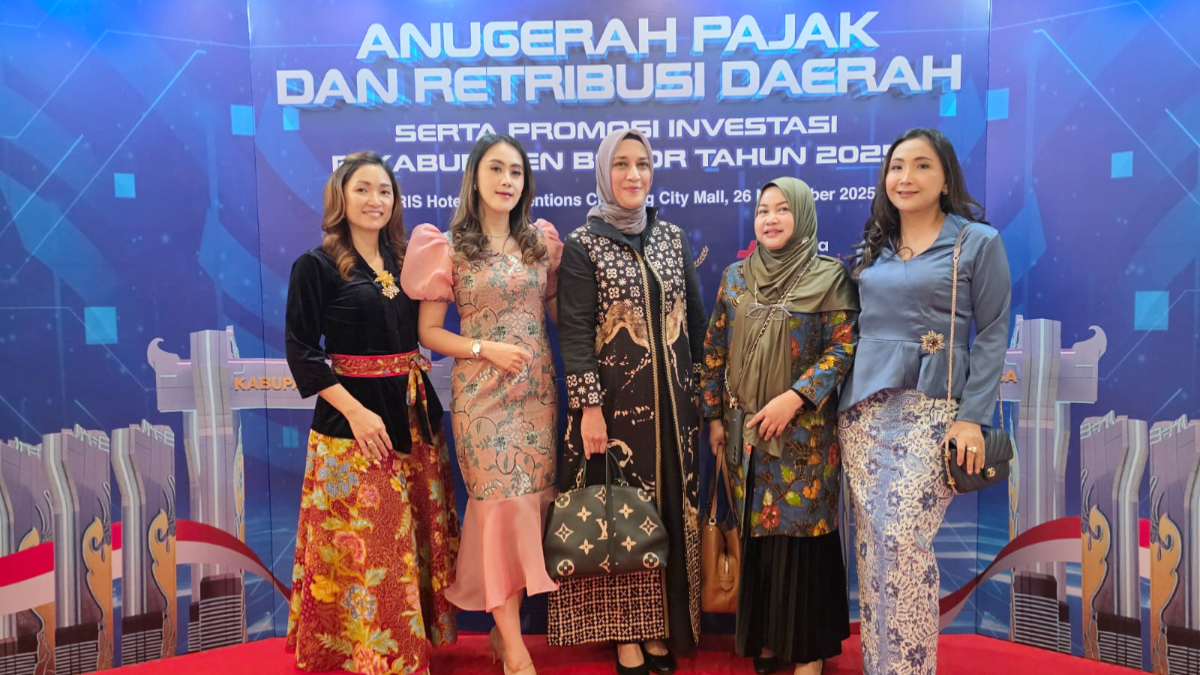 Notaris dan PPAT Dheasy Suzanti (paling kanan) hadir dalam Anugerah Pajak dan Retribusi Daerah yang digelar Pemkab Bogor. &nbsp;