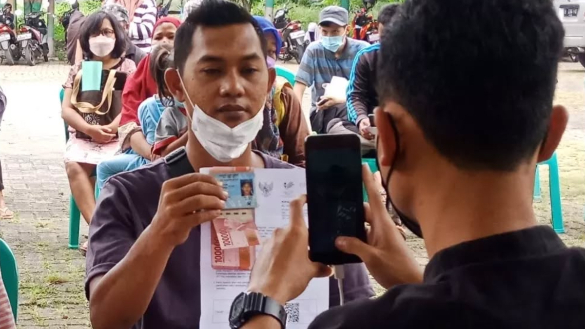 Ilustrasi penyaluran bansos BLT Kesra ke KPM.