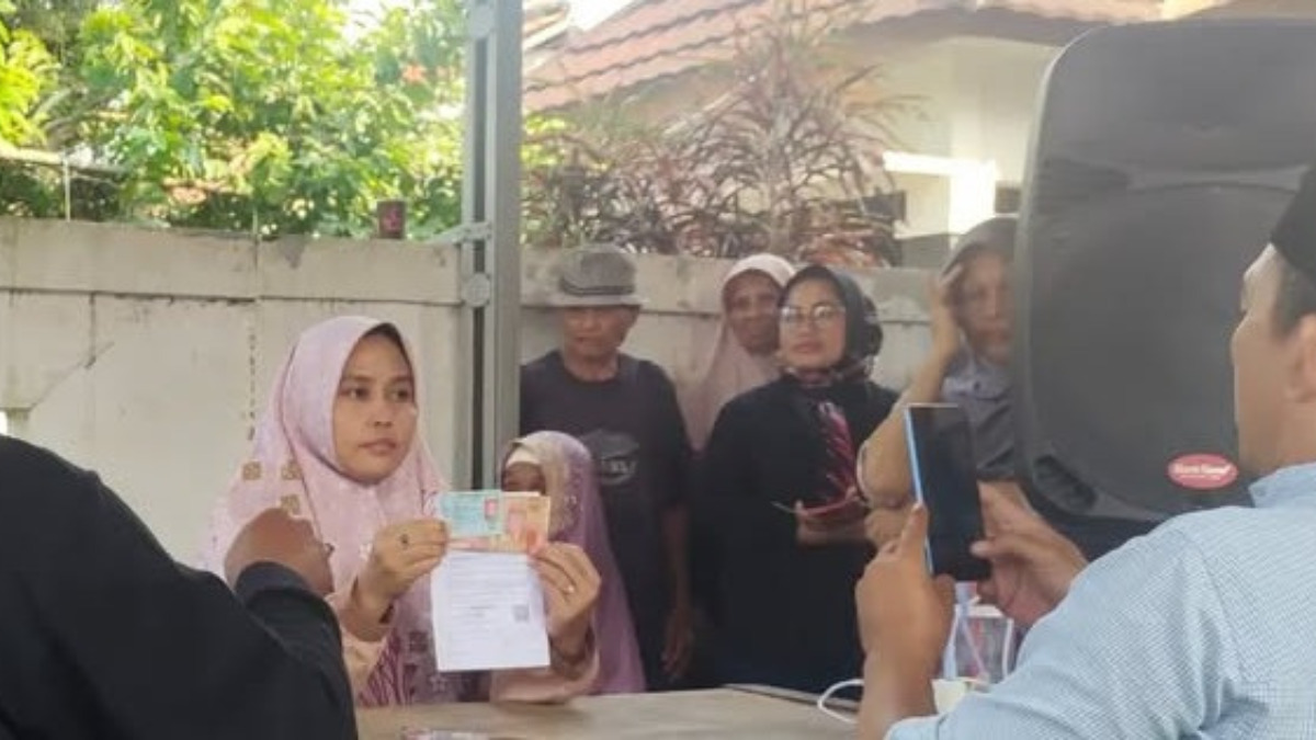 Ilustrasi penyaluran bansos tunai kepada KPM