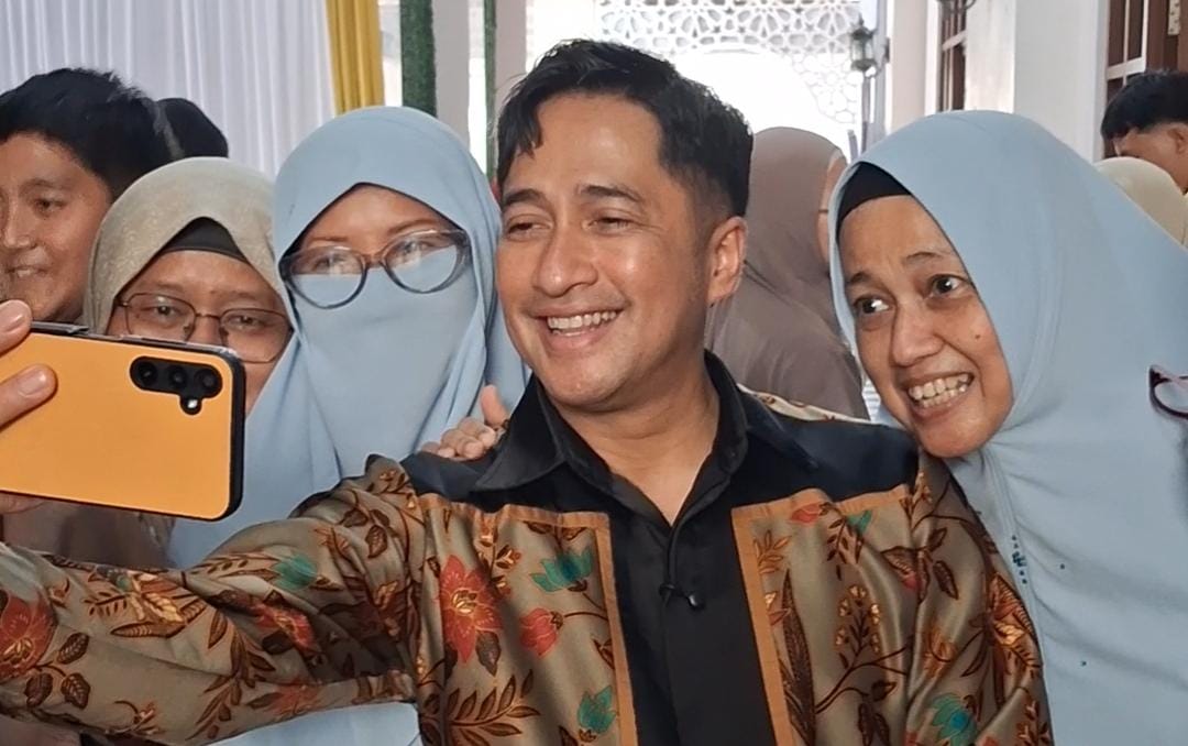 Seuasana kebahagian artis atau presenter, Irfan Hakim yang hadiri wisuda sang istri di Universitas Tazkia, Kabupaten Bogor, Kamis 27 November 2025.