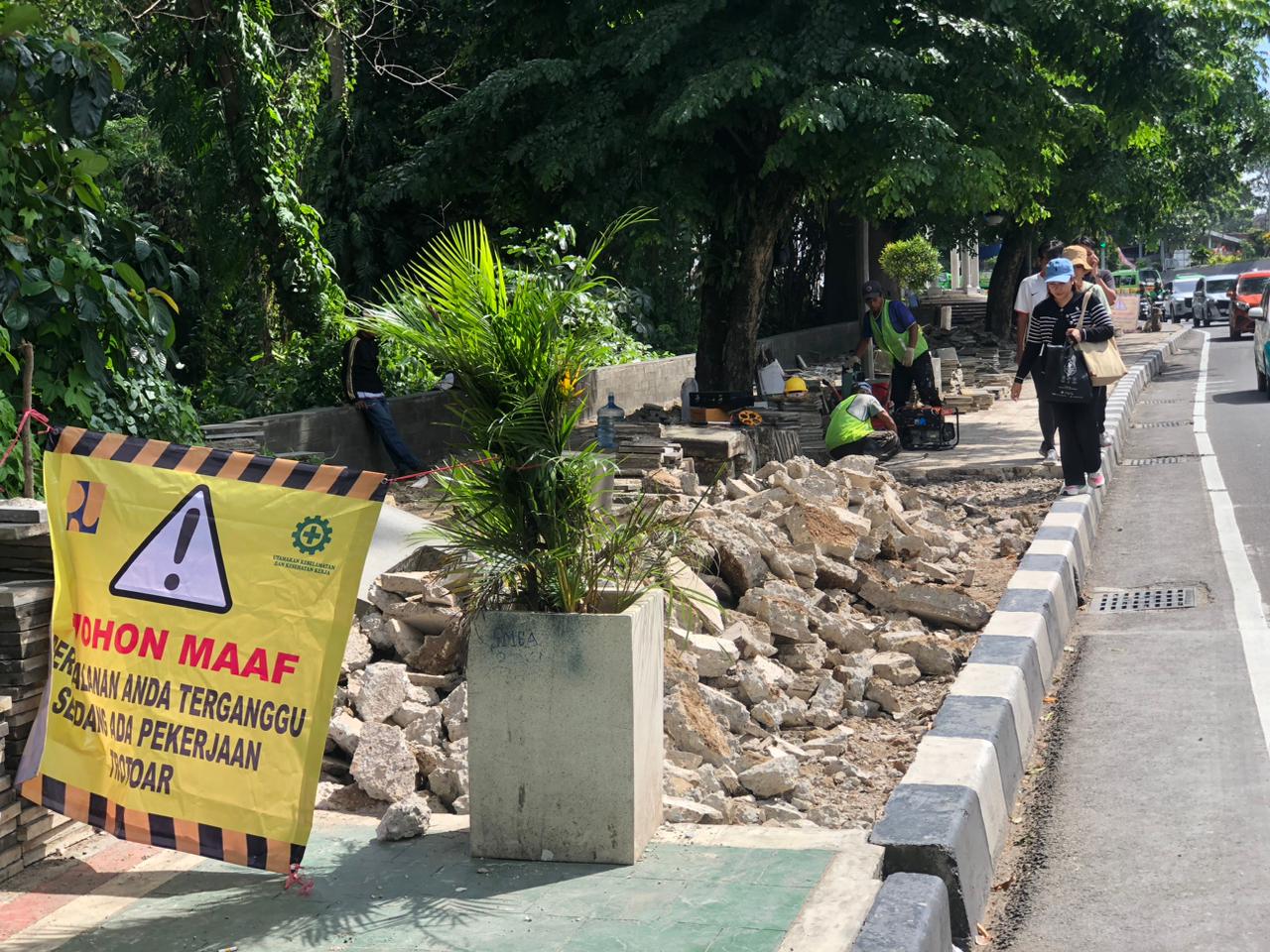 Pengerjaan perbaikan pedestrian di dekat Jembatan Otista, Kota Bogor.