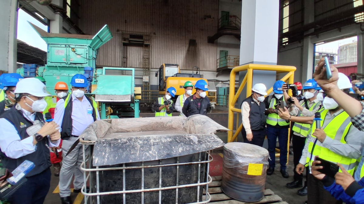Proses pemusnahan udang re-impor yang terkontaminasi cesium-137 di PT PPLI, Kecamatan Klapanunggal, Kabupaten Bogor, Rabu, 26 November 2025.