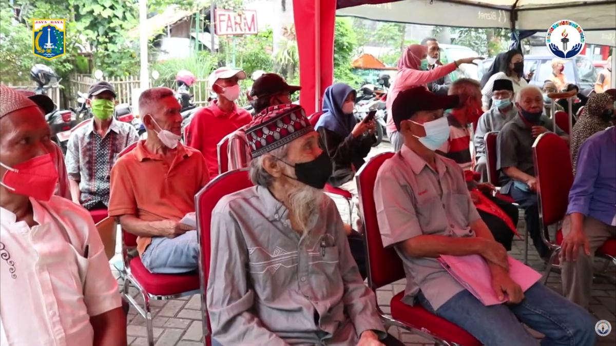 Pendistribusian bansos Kartu Lansia Jakarta.
