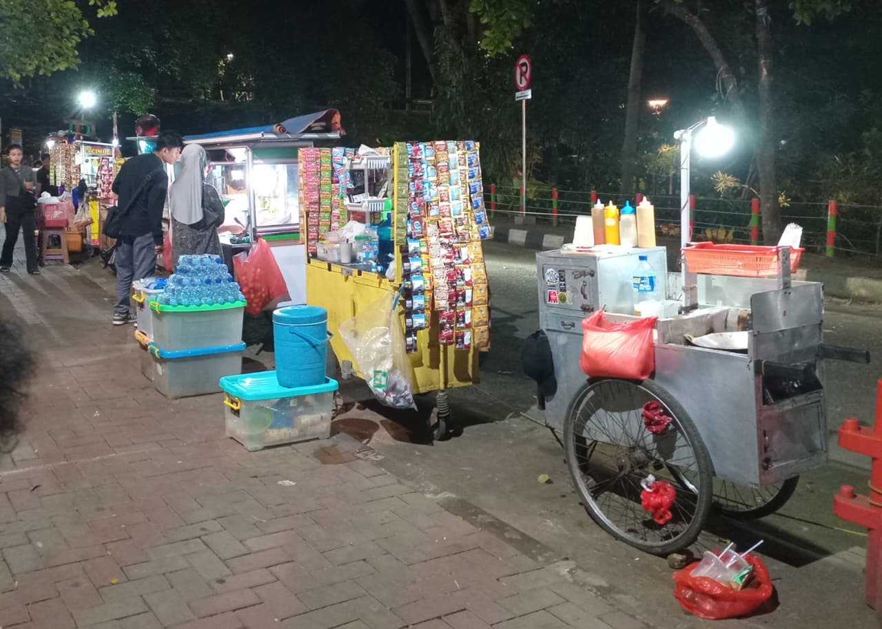 Dereta pedagang kaki lima (PKL) di kawasan Lapangan Sempur, Kota Bogor.