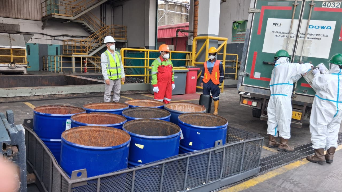 Proses pemusnahan udang re-impor yang terkontaminasi cesium-137 di PT PPLI, Kecamatan Klapanunggal, Kabupaten Bogor, Rabu, 26 November 2025.