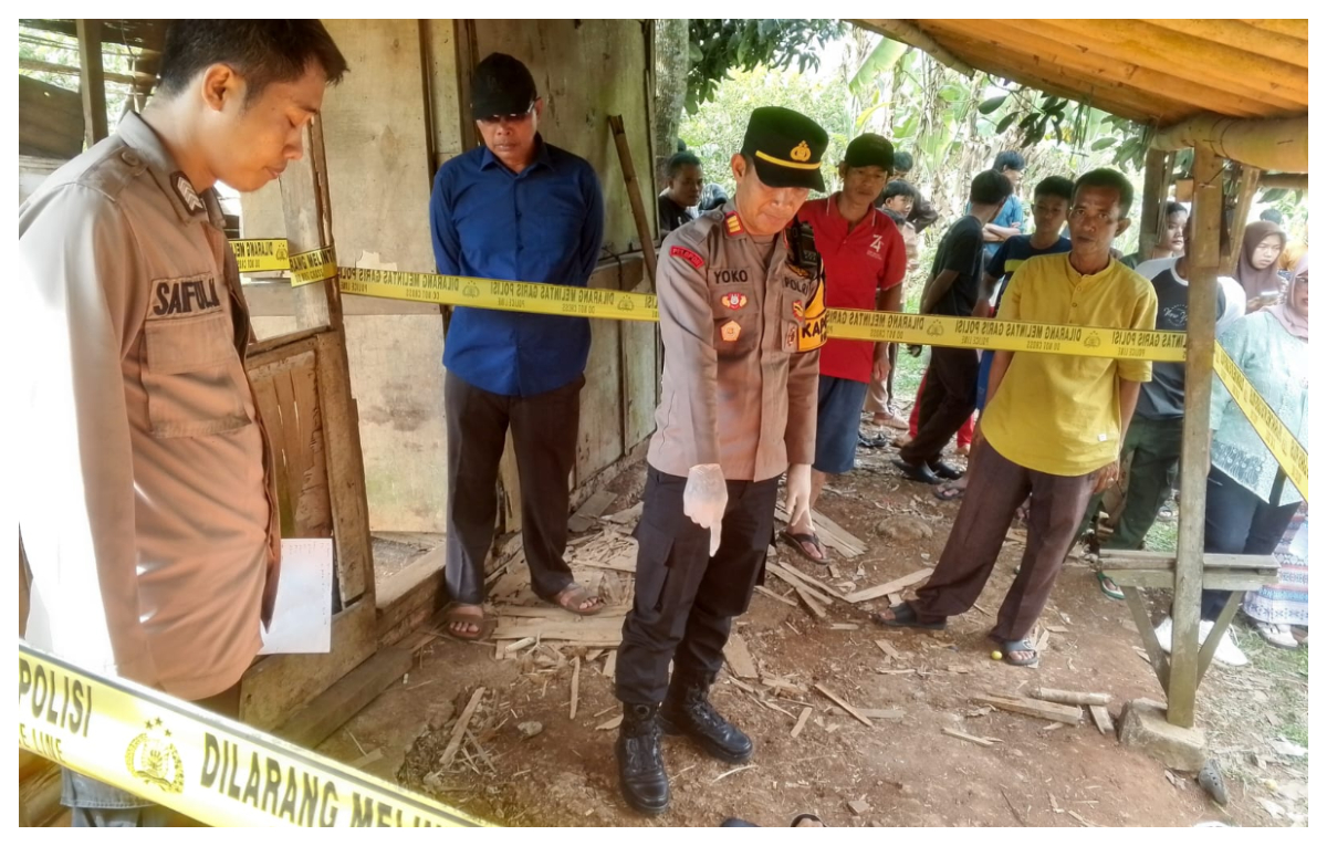 Diduga serangan jantung, seorang pria paruh baya ditemukan meninggal dunia di Jalan Raya Ciparihi, Desa Mekarsari, Kecamatan Rumpin.