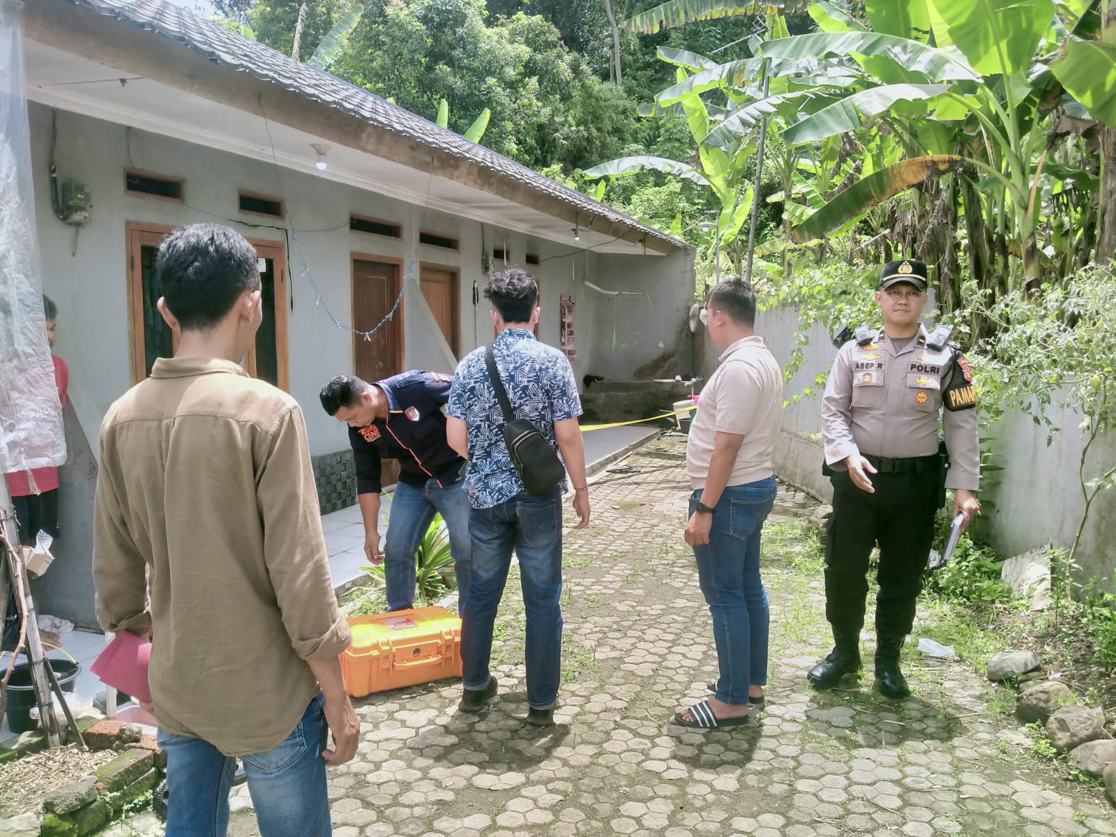 Polisi mengevakuasi seorang remaja ditemukan meninggal dunia di Kecamatan Leuwisadeng, Kabupaten Bogor, Kamis 27 November 2025.