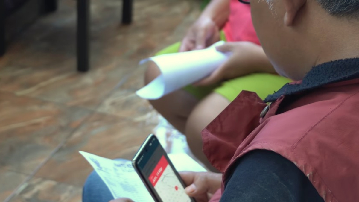 Petugas mengecek ulang data penerima Bansos.