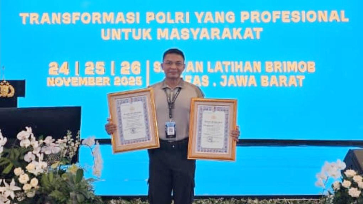Kapolres Metro Depok Kombes Pol Abdul Waras menerima penghargaan.
