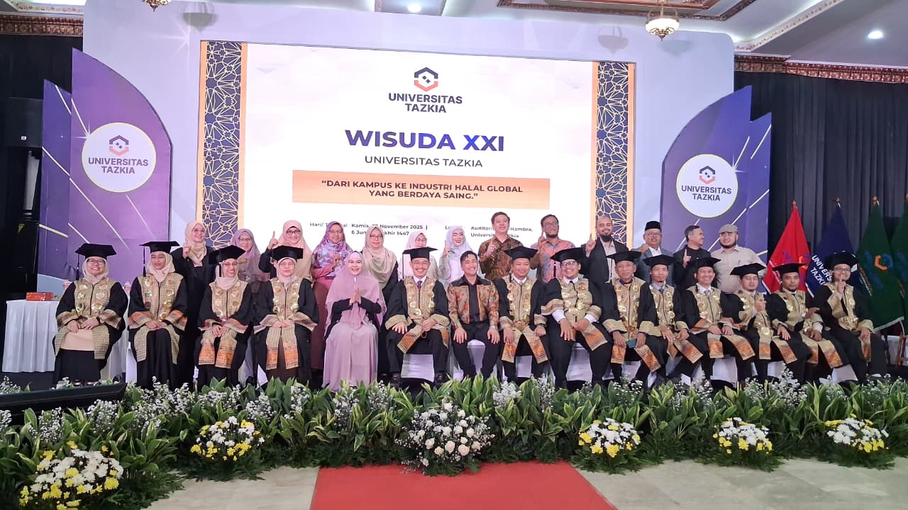 Prosesi wisuda XXI di Auditorium Al-Hambara, Universitas Tazkia, Kabupaten Bogor, Kamis 27 November 2025.