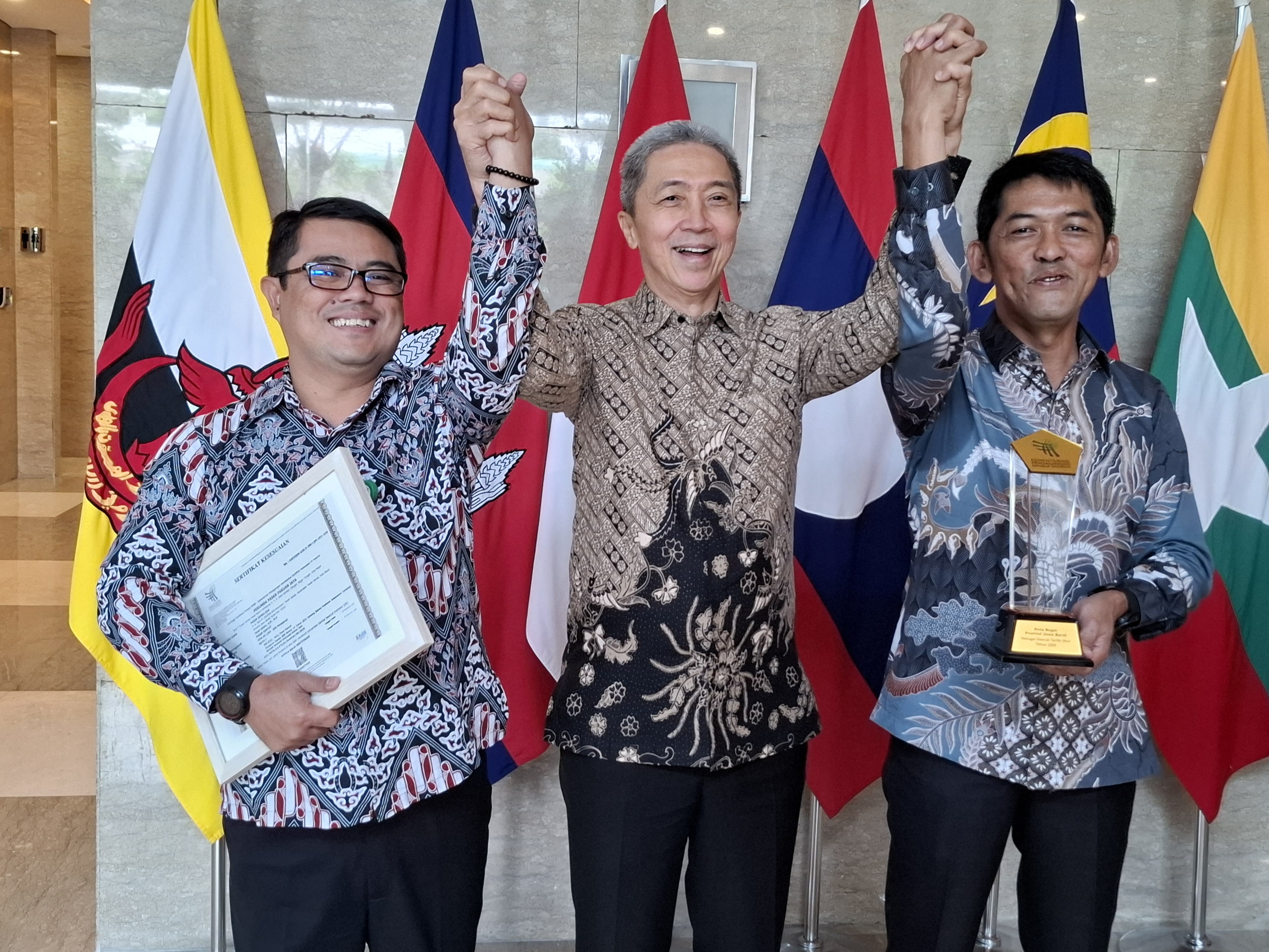 Wali Kota Bogor, Dedie A. Rachim menerima sertifikat SNI serta meraih Penghargaan Daerah Tertib Ukur (DTU).