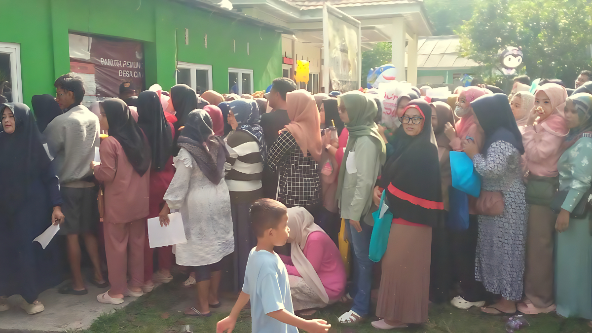 BANSOS : Warga Desa Cinangka, Kabupaten Bogor mengantre untuk mendapatkan BLT.