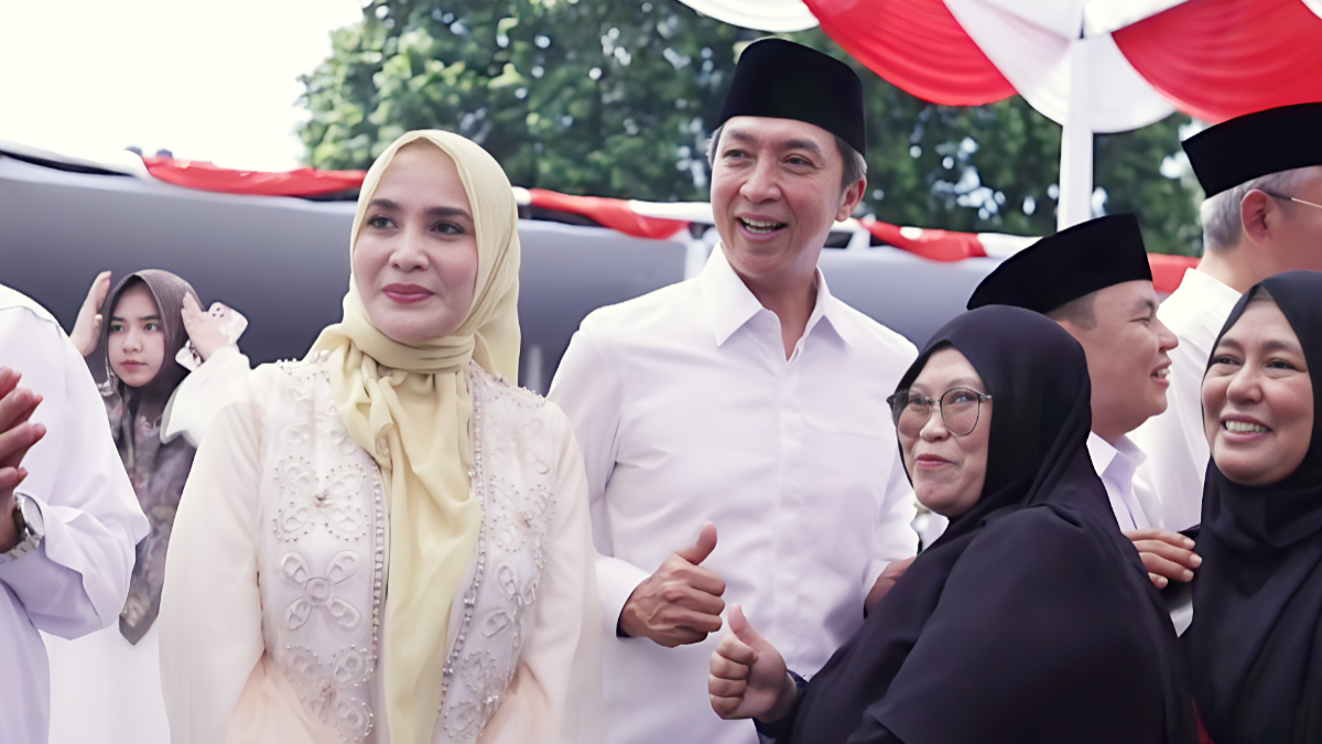 Warga saat berfoto bersama Wali Kota Bogor, Dedie A Rachim dan istri.