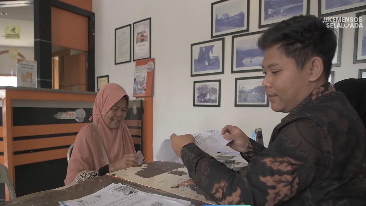 Ilustrasi KPM mengambil bansos Rp600 ribu