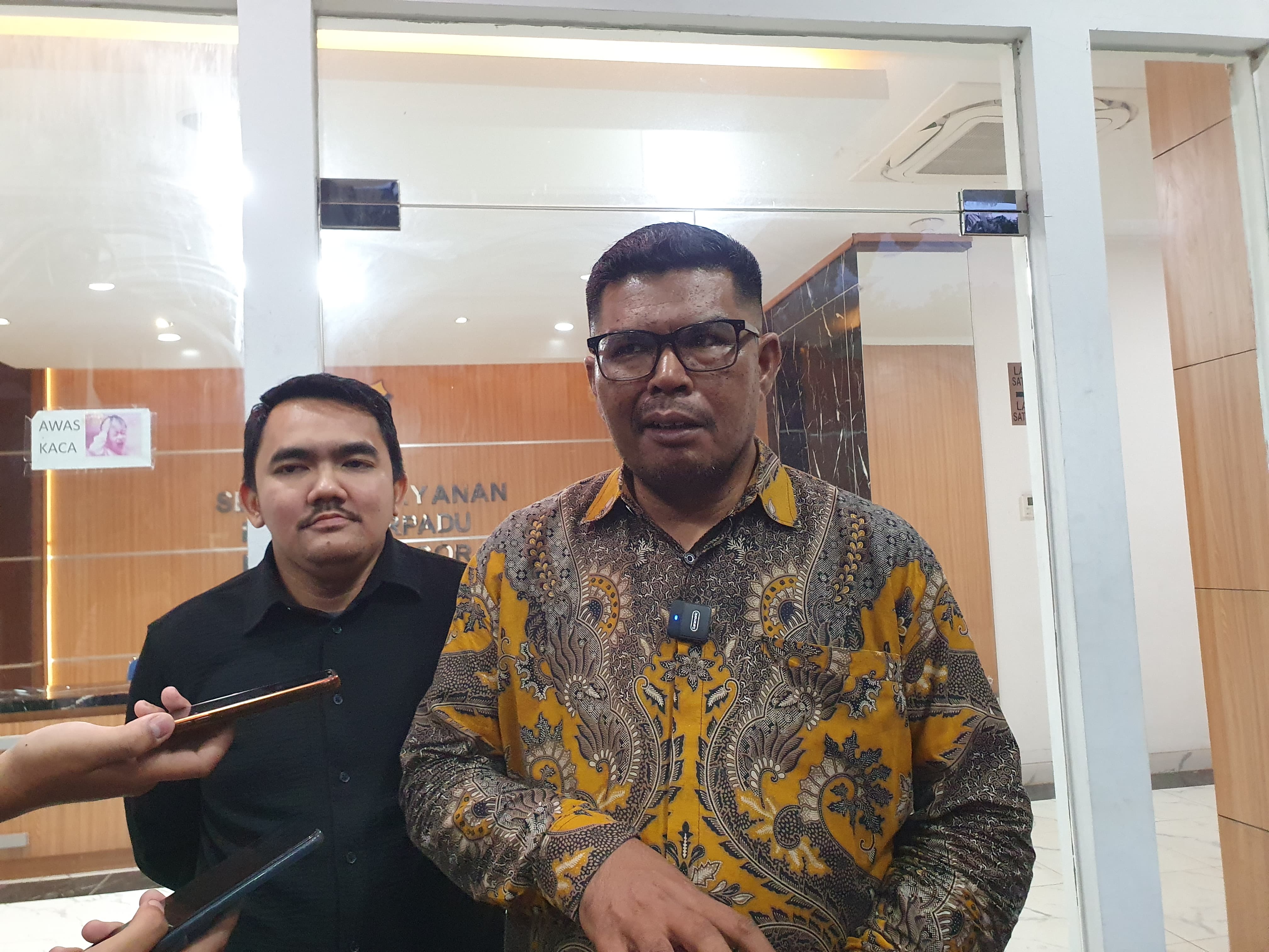 Ketua Komnas PA, Agustinus Sirait saat mendatangi Polres Bogor.