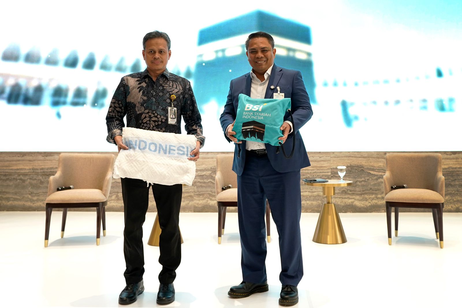 Simbolik kesiapan pelayanan ibadah haji dilakukan Kepala Biro Humas Kementerian Haji dan Umrah Hasan Afandi (kiri) dan Direktur Sales & Distribution BSI Anton Sukarna di BSI Tower Jakarta,