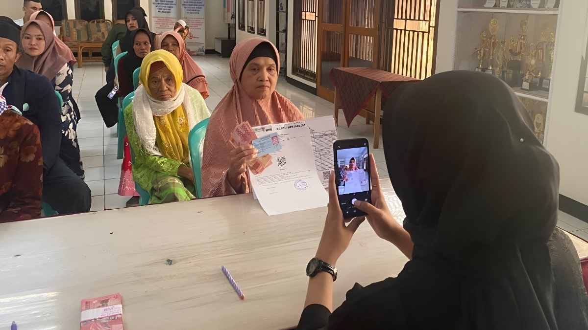 Ilustrasi: Penyaluran bantuan sosial (bansos) kepada masyarakat penerima manfaat.