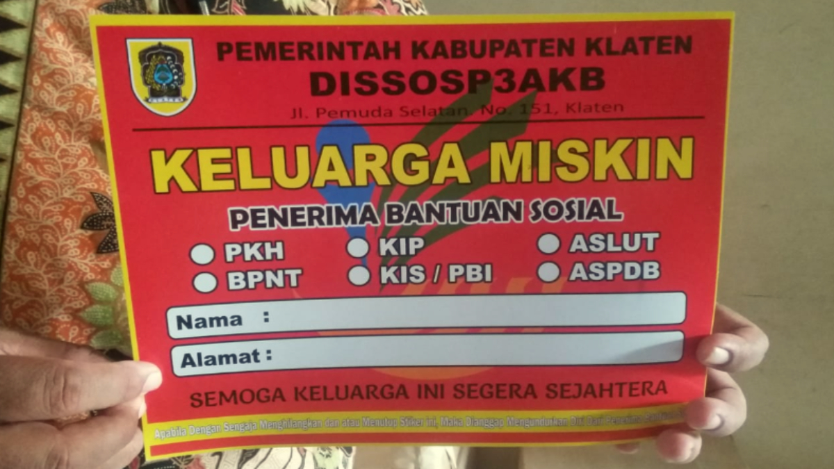 Banyak warga yang menolak kebijakan stiker miskin yang merupakan inisiatif Pemda.