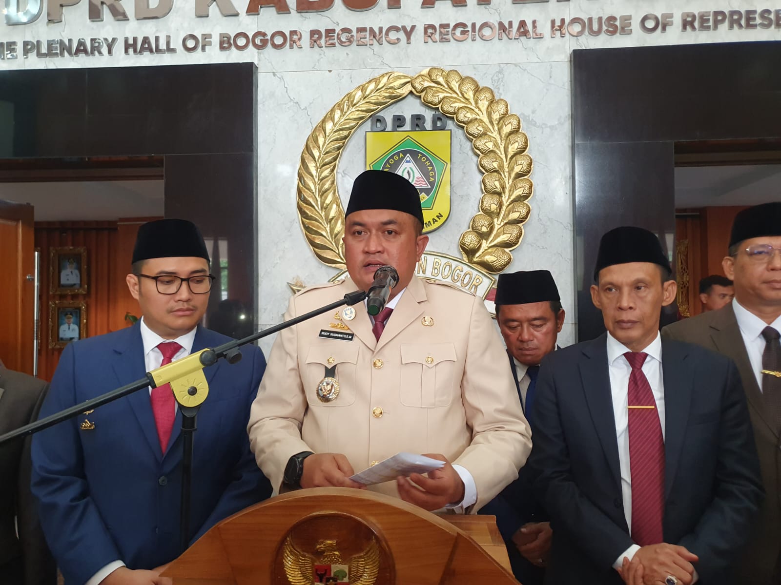 Bupati Bogor, Rudy Susmanto saat memberikan keterangan usai rapat paripurna di Gedung DPRD Kabupaten Bogor, Jumat 28 November 2025.