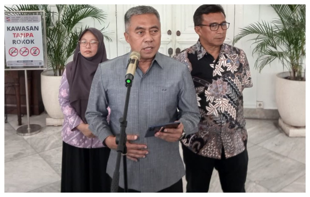 Sekretaris Daerah Kota Bogor, Denny Mulyadi (tengah) dalam konferensi pers di Balai Kota Bogor, Jumat 28 November 2025.