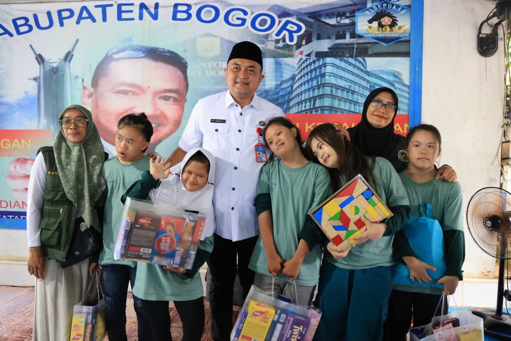 Bupati Bogor Rudy Susmanto bersama Kajari Cibinong, Denny Achmad, meninjau Sekolah Alam Disabilitas Cibinong, Kabupaten Bogor.