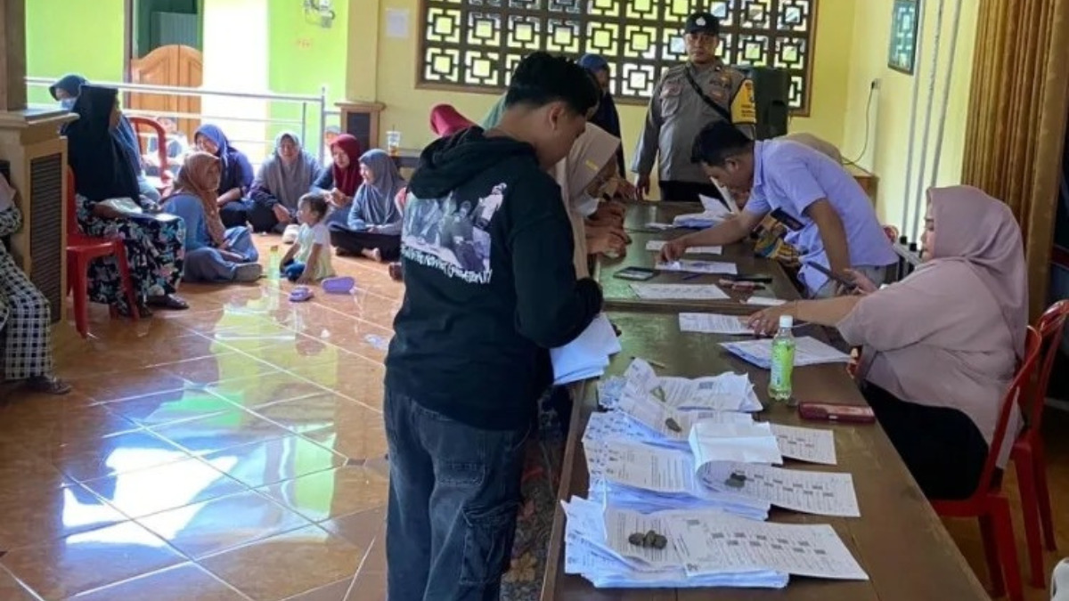 Ilustrasi KPM mengambil dana bansos
