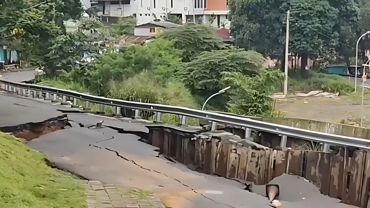 Jalan Batutulis, Kota Bogor saat bencana mengalami longsor.