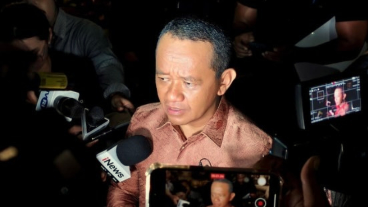 Menteri ESDM, Bahlil Lahadalia memberikan keterangan kepada wartawan.