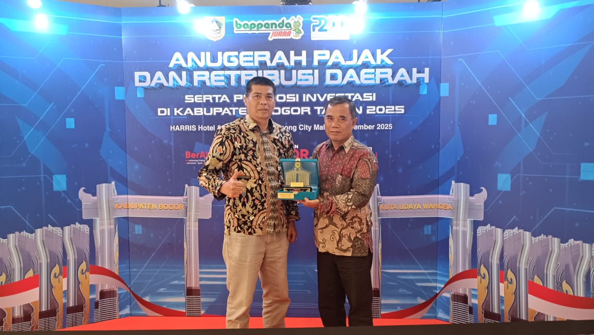 PT Tirta Investama saat memperoleh penghargaan dari Pemkab Bogor.