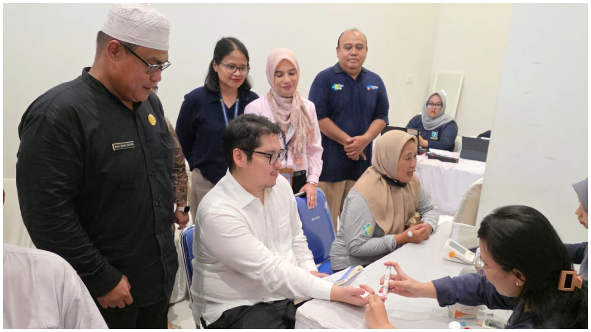 Anggota Komisi IX DPR RI, Ravindra saat mengikuti pemeriksaan kesehatan gratis.