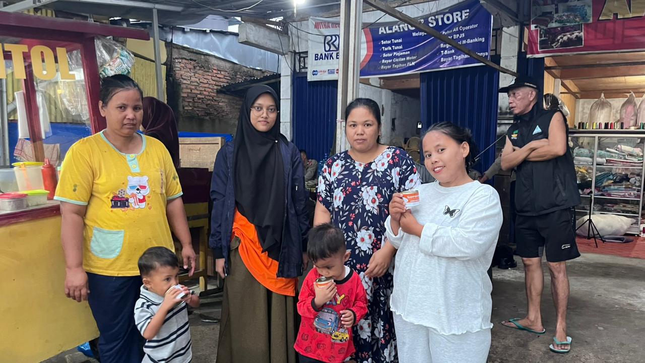 Rumah Zakat menyalurkan bantuan kemanusiaan kepada warga yang terdampak banjir di Kota Padang, Sumatera Barat.