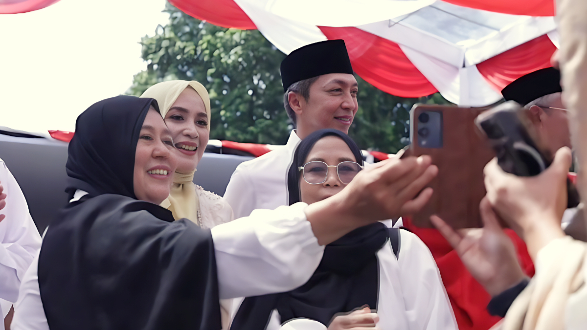 Warga berebut berfoto bersama Wali Kota Bogor, Dedi A Rachim dan istri.